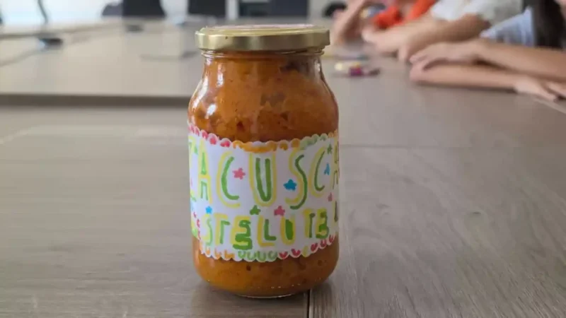 Copiii din Aiud au oferit primarului zacuscă din legumele cultivate de ei