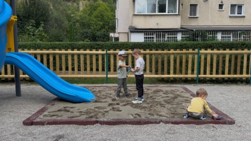 Două noi locuri de joacă modernizate pentru copiii din Brașov, cu o investiție semnificativă de peste 50.000 de euro