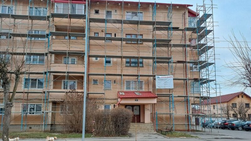 Făgărașul alocă peste 540.000 de lei pentru finalizarea reabilitării termice a unor blocuri, proiect finanțat cu fonduri europene