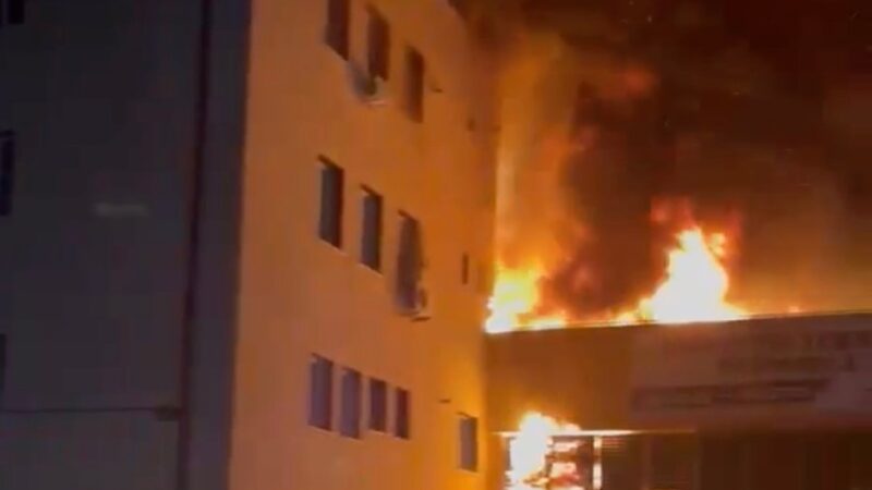 Flăcări devastatoare la Brașov: O hală de 1.000 de metri pătrați mistuită de incendiu