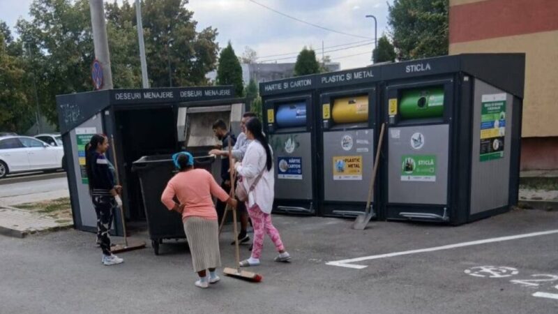 FOTO: Persoanele care primesc ajutor social în Alba Iulia, implicate în curățarea zonelor de colectare a deșeurilor. Detalii despre desfășurarea acțiunii