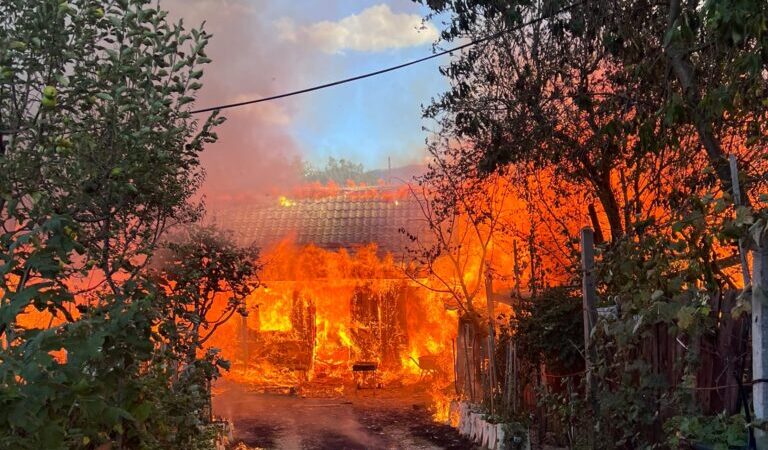 FOTO VIDEO Incendiu devastator la Râșnov: Un bărbat rănit și peste 30 de animale și păsări pierdute