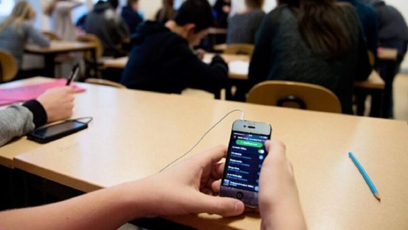 Guvernul danez impune interdicția telefoanelor mobile în școli după rezultate slabe la testele PISA, în timp ce România se concentrează pe alte aspecte