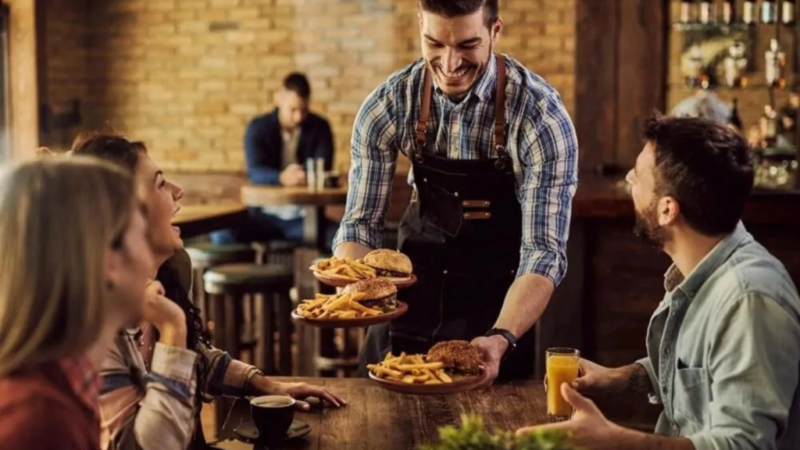Industria HoReCa din România se confruntă cu un deficit de personal de 20%. Angajații străini nu reușesc să acopere complet lipsurile