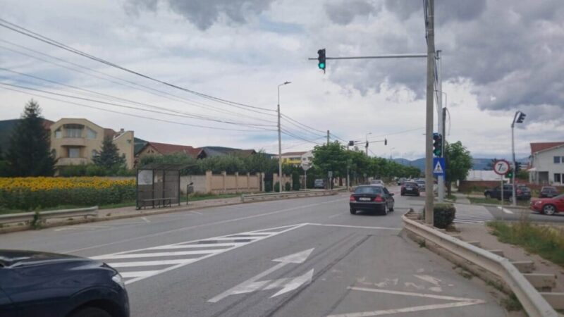 Locuitorii din Alba Iulia solicită eliminarea unui semafor recent instalat, acuzând crearea de blocaje în trafic