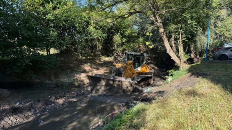 Lucrări de Decolmatare în Brașov: Canalul pentru Apele Pluviale din Zona Sălii Polivalente, Eliberat pentru Prevenirea Problemelor la Stadion