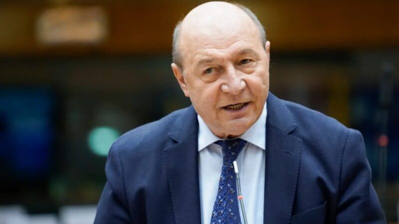 „Periniță, dansul miresei și darul în bani”. Băsescu satirizează nunta lui Nazare în contextul crizei pentru desemnarea premierului. Critici la adresa lui Nicușor Dan și Ilie Bolojan