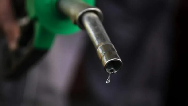 Prețul benzinei în România atinge noi recorduri, deși producția depășește cererea internă