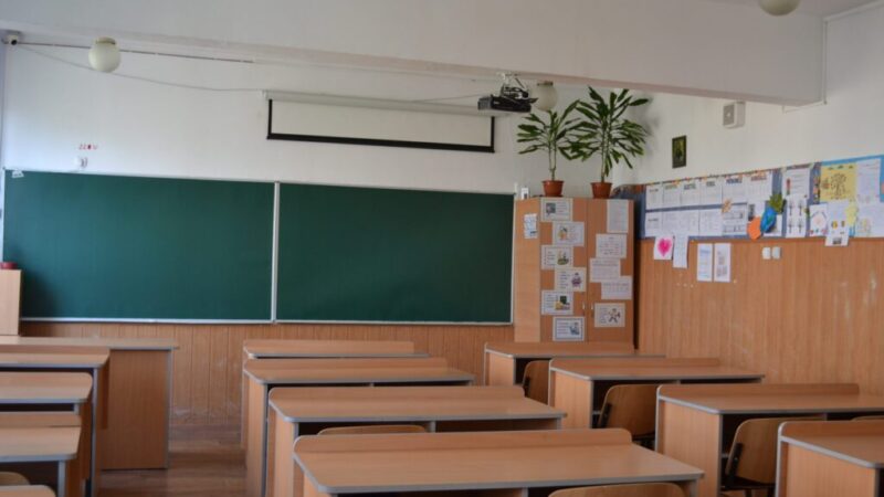 Profesorul de la Școala 25, implicat într-un caz de racolare de minori: Procurorii din Brașov investighează acuzațiile