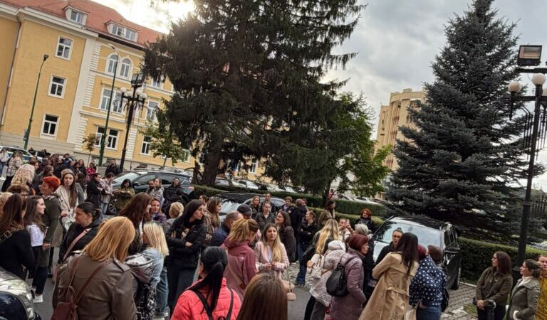 Protest al părinților la Prefectura Brașov