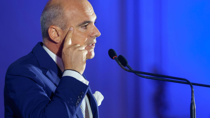 Rareș Bogdan îl cheamă pe Bolojan să discute cu manifestanții: „Ilie, coboară și vorbește cu oamenii”