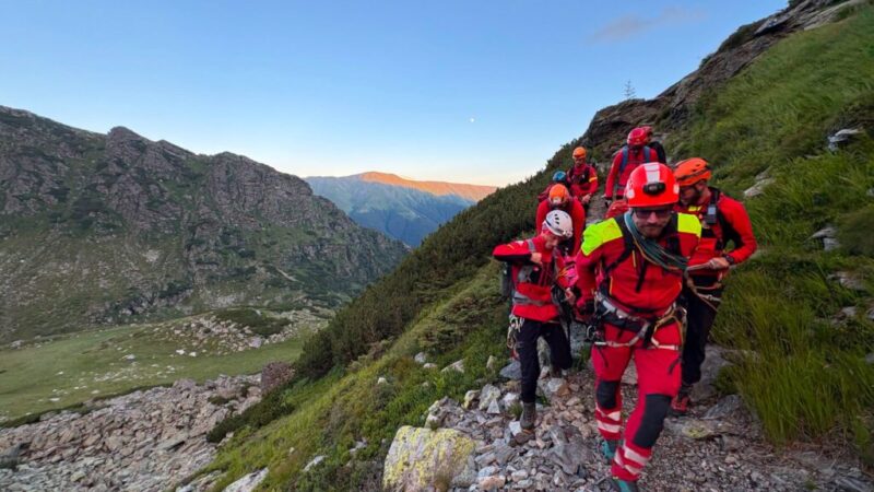 Șase turiști suedezi, salvați de echipa de salvamontiști argeșeni în Munții Făgăraș după o intervenție de cinci ore