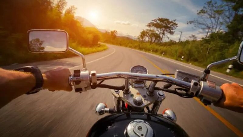 Tânăr de 20 de ani surprins pe DN1 fără permis și cu motocicleta neînmatriculată