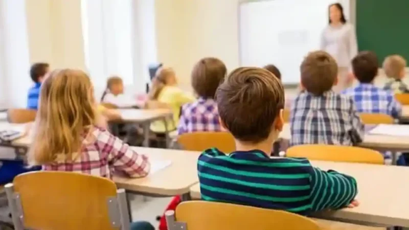 Uniformele școlare, un pas mai aproape de obligativitate: Proiectul a fost aprobat de Comisia pentru Învățământ din Senat