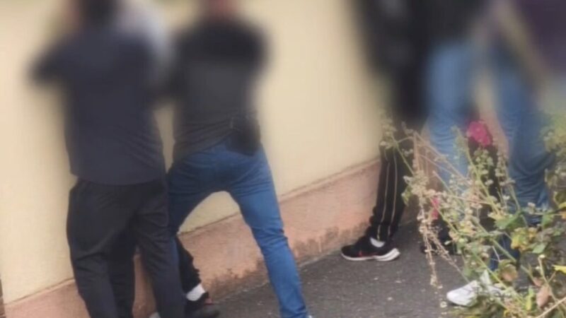 Doi Tineri Arestați pentru Șantaj și Tâlhărie la Brașov