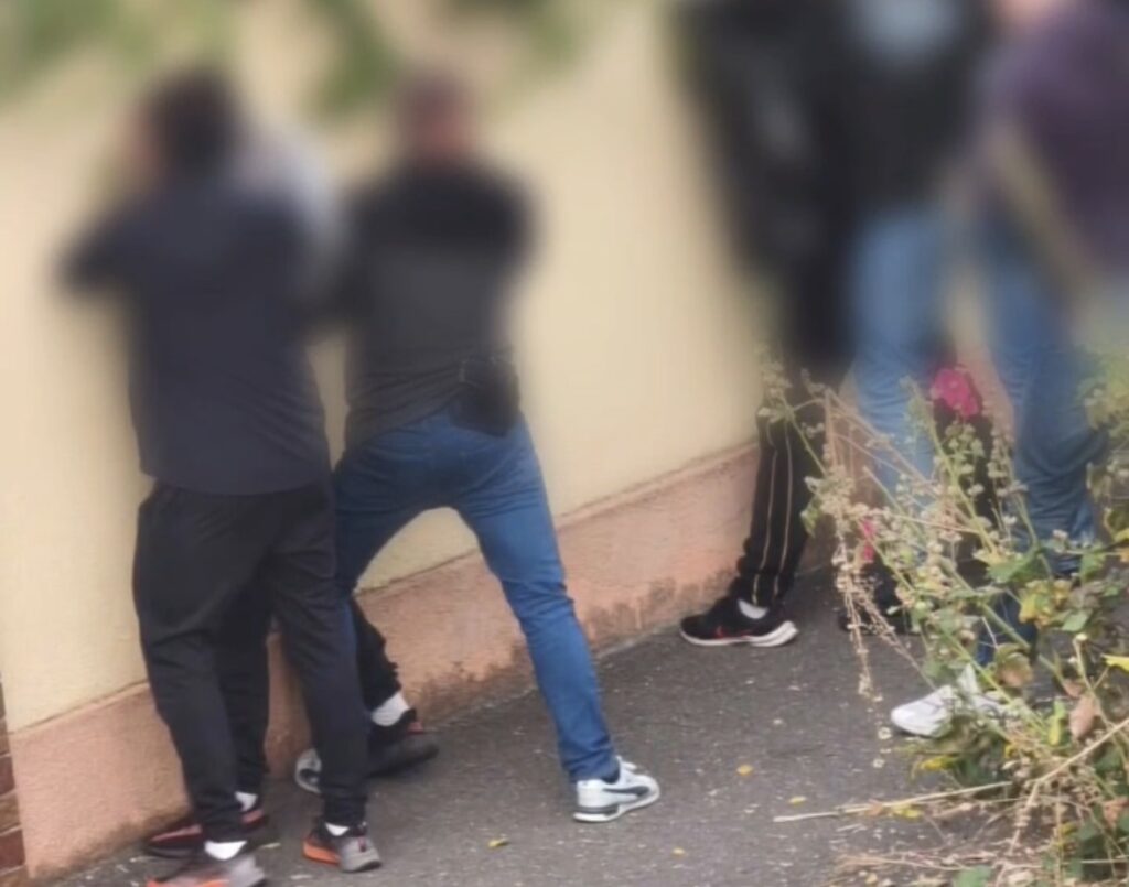Doi Tineri Arestați pentru Șantaj și Tâlhărie la Brașov