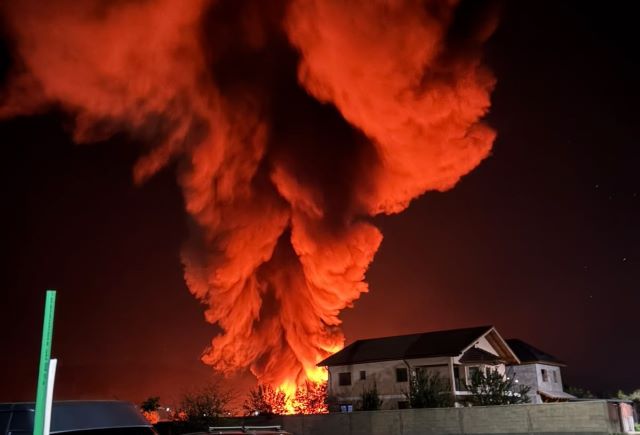 Incendiu Periculos la Tărlungeni: Flăcări Aproape de Case